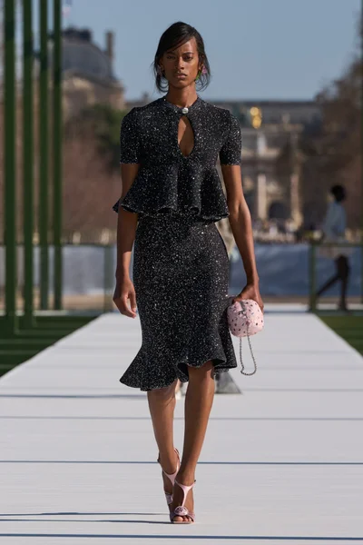 Look 16